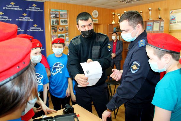 Правоохранители и ветераны органов внутренних дел по Тазовскому району провели с юнармейцами мероприятие «Юные правозащитники ЯНАО»