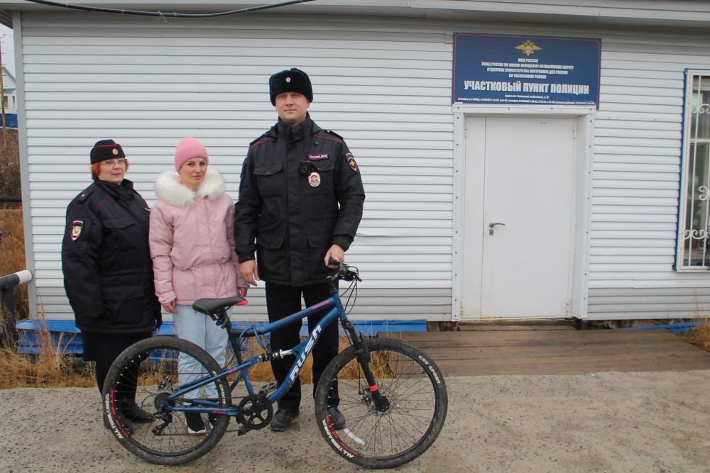 Тазовчанка поблагодарила правоохранителей, вернувших похищенный велосипед