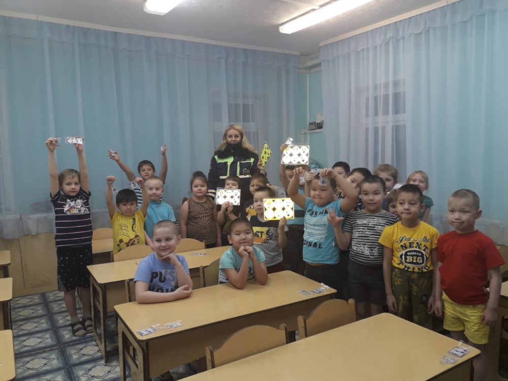 Тазовские сотрудники Госавтоинспекции напомнили воспитанникам детского сада 
